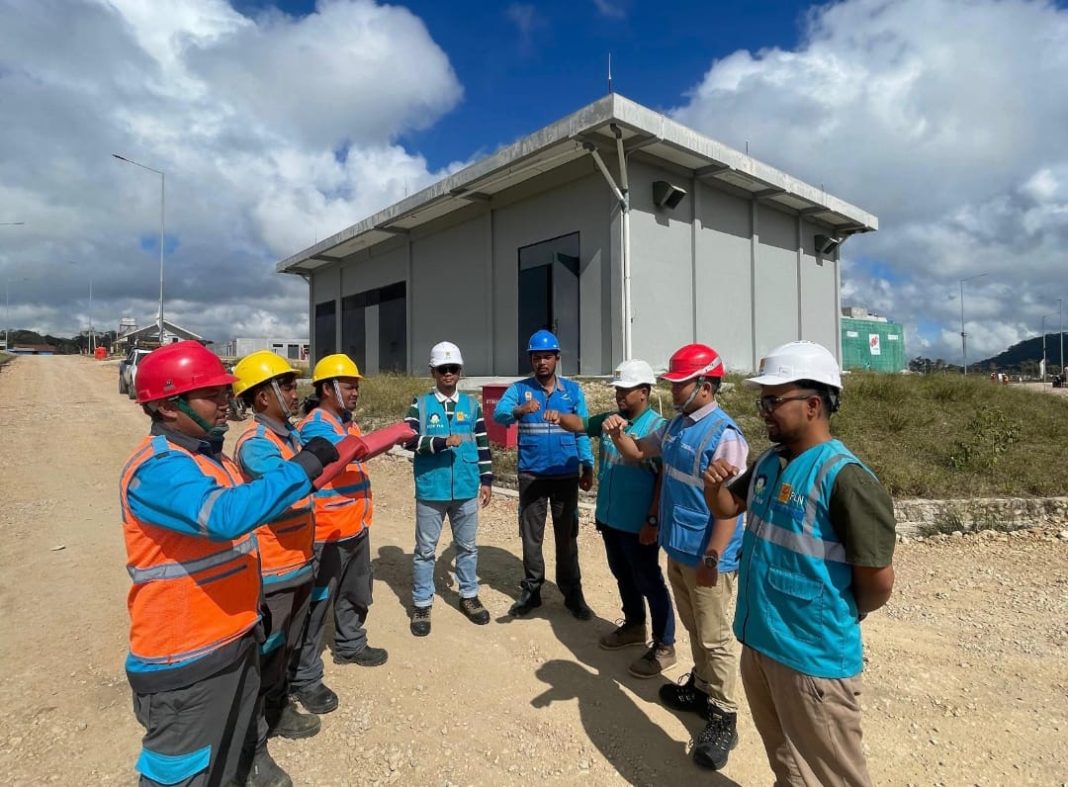 Sebelum melaksanakan pekerjaan penyambungan, petugas penyambungan bersama petugas PLN terlebih dahulu melakukan safety briefing, berdoa bersama, Jumat (26/7/2024).