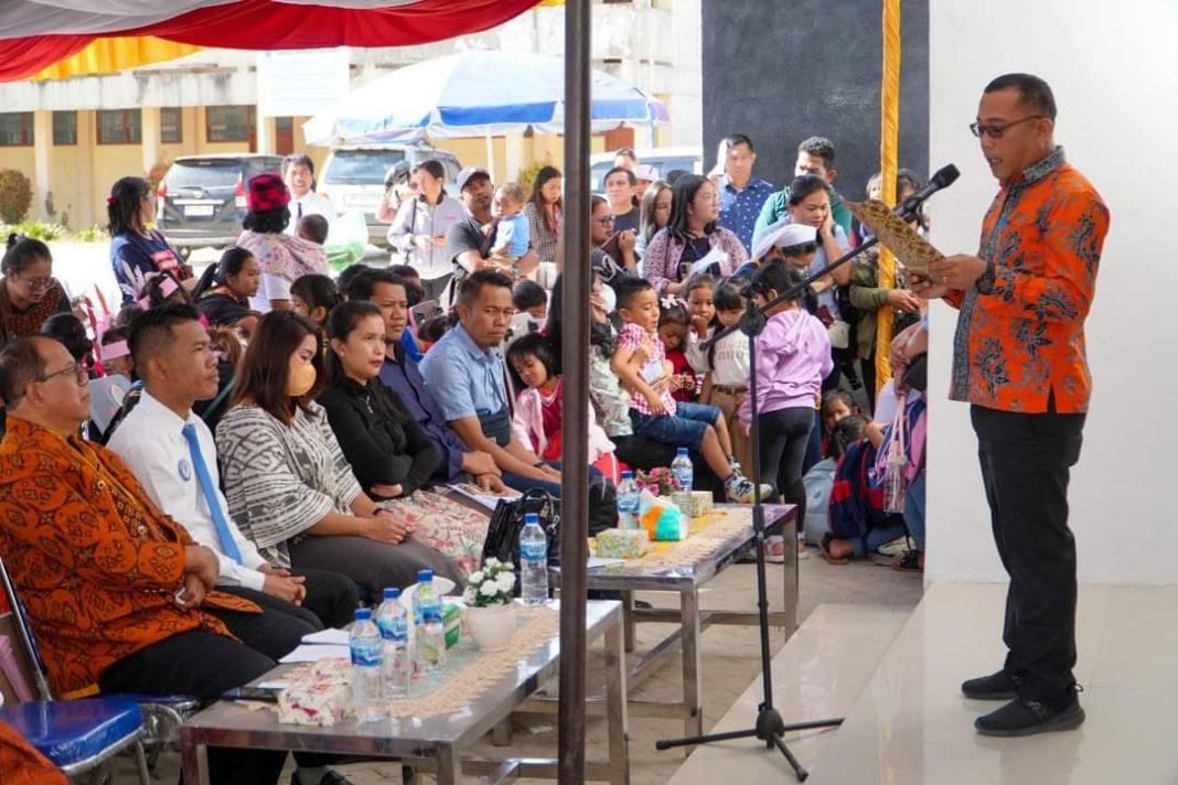 Sekda Humbahas Chiristison Marbun membuka secara resmi peringatan Harkopnas di PLUT Doloksanggul, Sabtu (27/2024). (Foto Dok/Kominfo Humbahas)