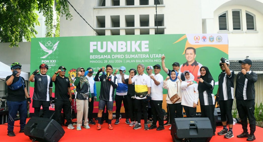 DPRD Sumut bersama OPD Pemprov Sumut diabadikan usai menggelar Funbike dalam rangka Road To PON XXI Aceh Sumut 2024 di Kantor DPRD Sumut, Jalan Imam Bonjol Medan, Minggu (28/7/2024). (Dok/Kominfo Sumut)