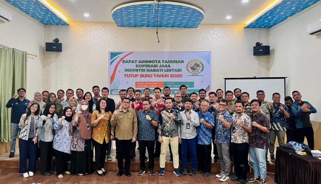 Naslindo Sirait foto bersama dengan anggota koperasi Jasa Industri Nabati Lestari di sela-sela RAT Koperasi Jasa Industri Nabati Lestari TB 2023 di Hotel Green Star Park-Simalungun, Kamis (25/7/2024). (Dok/Diskop Sumut)