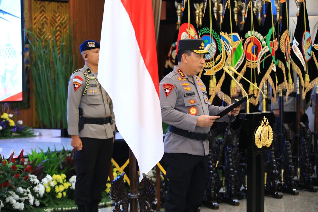 Kapolri Jenderal Polisi Listyo Sigit Prabowo memimpin upacara kenaikan pangkat dan sertijab sejumlah pati Polri di Rupattama Mabes Polri, Jakarta, Senin (29/7/2024). (Dok/Humas Polri)