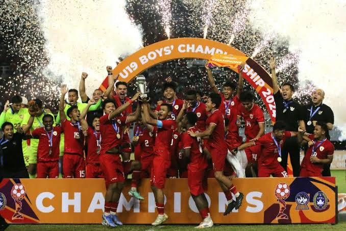 Timnas Indonesia U-19 meraih gelar juara Piala AFF U-19 2024 setelah mengalahkan Thailand U-19 dengan skor 1-0 dalam laga final di Stadion Gelora Bung Tomo, Surabaya, Senin (29/7/2024).