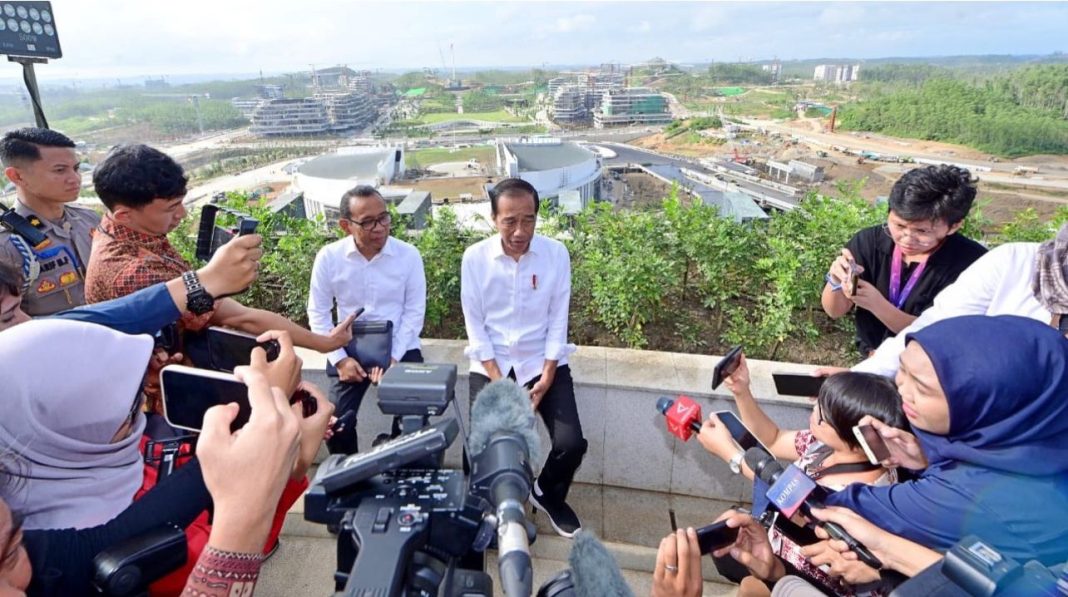 Presiden RI Jokowi didampingi Menteri Sekretaris Negara Pratikno turut mengajak awak media untuk meninjau sejumlah ruangan yang ada di kawasan Istana Kepresidenan, termasuk Kantor Presiden.