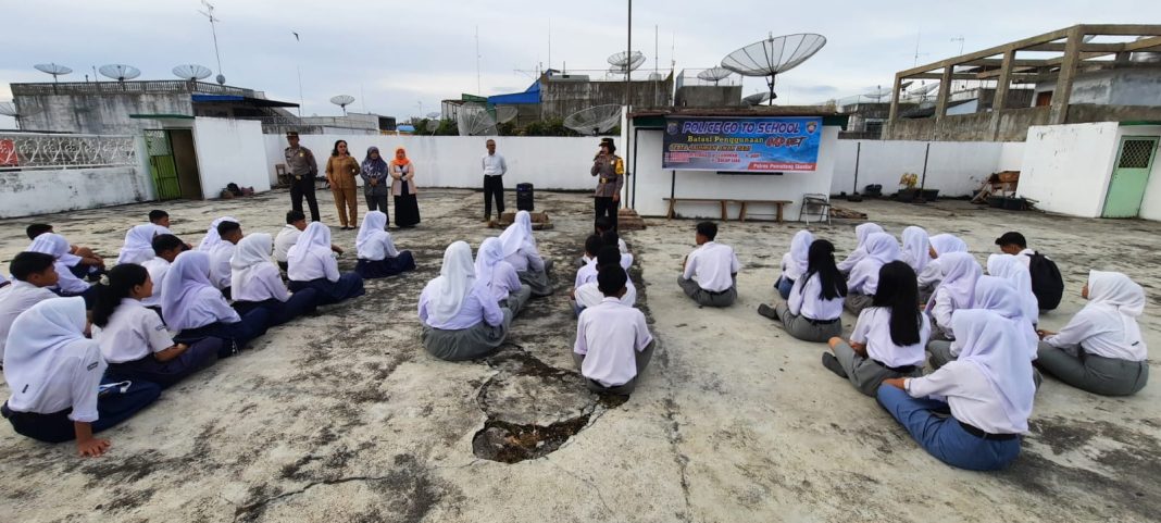 Kasat Binmas Polres Pematangsiantar AKP Jahrona Sinaga melaksanakan kegiatan Police Go To School di SMA dan SMP Swasta Erlangga yang terletak di Jalan Merdeka, Kelurahan Pahlawan, Kecamatan Siantar Timur, Senin (29/7/2024). (Dok/Polres Pematangsiantar)