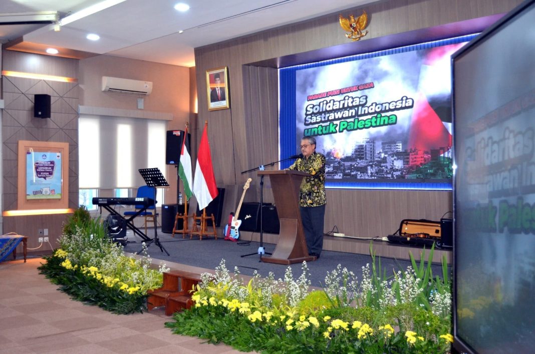 Badan Bahasa Kemendikbudristek RI bekerja sama dengan Majalah Sastra Horison dan HSBI menyelenggarakan kegiatan Parade Puisi untuk Gaza di Aula Sasadu, Gedung M Tabrani, Badan Bahasa, Sabtu (27/7/2024). (Dok/Kemendikbudristek RI)