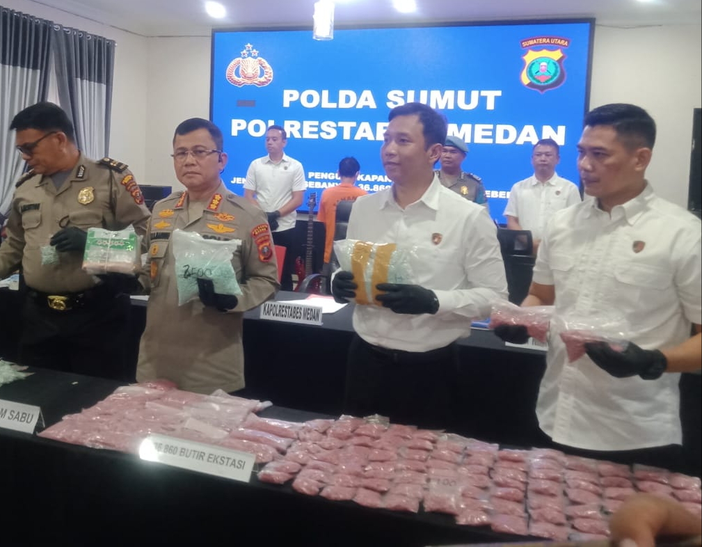 Kapolrestabes Medan Kombes Pol Jhon Sahala Marbun didampingi Kasat Narkoba Kompol Adrian Rizky Lubis menunjukkan barang bukti narkoba jenis sabu dan pil ekstasi yang disita dari tersangka F, di Mapolrestabes Medan, Selasa (30/7/2024).