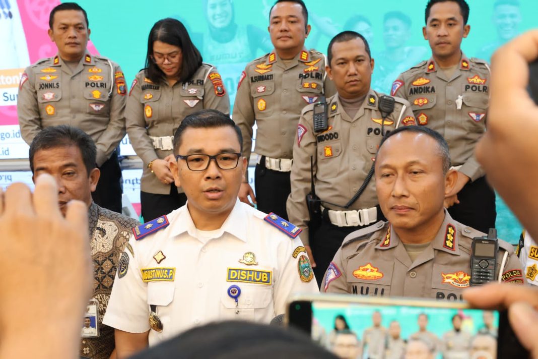 Kepala Dishub Sumut Agustinus Panjaitan dan lainnya diabadikan saat konferensi pers usai Rakor FLLAJ dan kabupaten/kota di Aula RIS Kantor Gubernur Sumut, Jalan Imam Bonjol Medan, Selasa (30/7/2024).