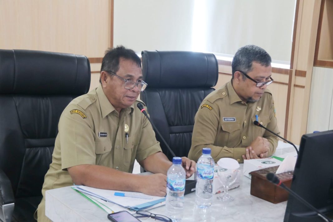 Wakil Ketua Harian Bidang Humas Publikasi dan Informasi Teknologi (IT) Alfi Syahriza membuka rapat terkait mensosialisasikan dan Interlock Aplikasi Pendukung PON di ruang Rapat Lantai 1 Kantor Gubernur Sumut, Jalan Pangeran Diponegoro Medan, Senin (28/7/2024). (Dok/Kominfo Sumut)