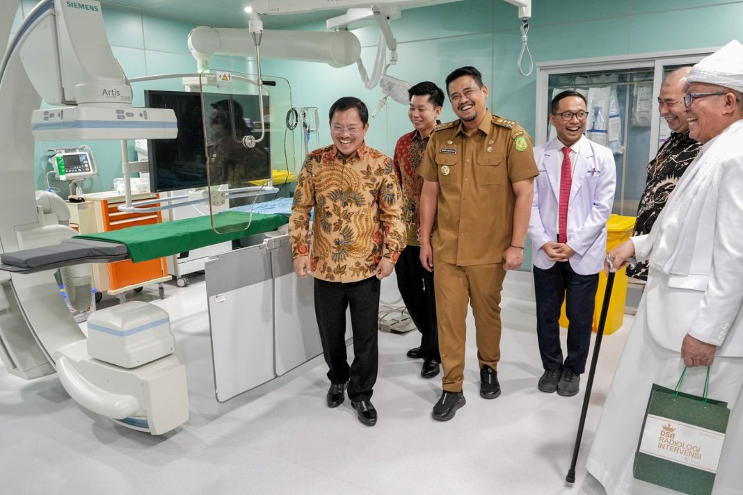 Wali Kota Medan Bobby Nasution dan Letjen TNI (Purn) dr Terawan Agus Putranto meninjau pelayanan DSA Radiologi Intervensi by Terawan di RSU Royal Prima, Jalan Ayahanda Kecamatan Medan Petisah, Senin (29/7/2024). (Dok/Kominfo Medan)