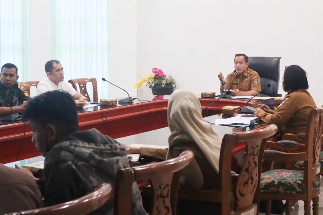 Asisten Administrasi dan Umum M Syah Irwan memimpin Rakor lintas sektor di Ruang Mawar, Lantai 3 Balai Kota, Selasa (30/7/2024). (Dok/Kominfo Tebingtinggi)