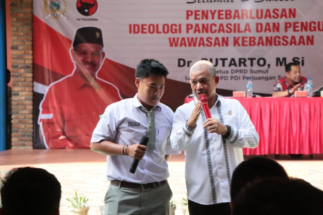 Ketua DPRD Sumut Dr Sutarto MSi saat berdialog dengan salah seorang pelajar tentang perluasan idelogi Pancasila dan wawasan kebangsaan dalam suatu kesempatan di Medan baru-baru ini.