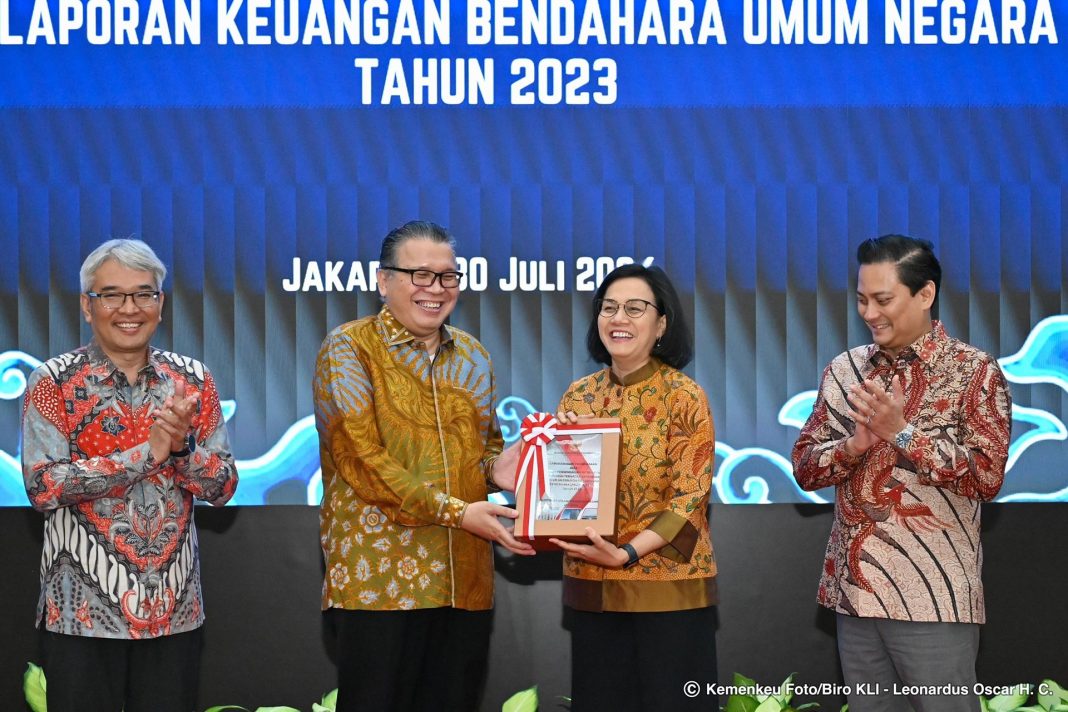 Menkeu RI Sri Mulyani didampingi Wakil Menteri Keuangan II Thomas Djiwandono menerima penyerahan LHP BPK RI atas Laporan Keuangan Kementerian Keuangan (BA 015) dan Laporan Keuangan Bendahara Umum Negara untuk Tahun Anggaran 2023. Kedua laporan tersebut berhasil meraih opini WTP di Aula Mezzanine, Kompleks Kementerian Keuangan Jakarta, Selasa (30/7/2024). (Dok/Kemenkeu)