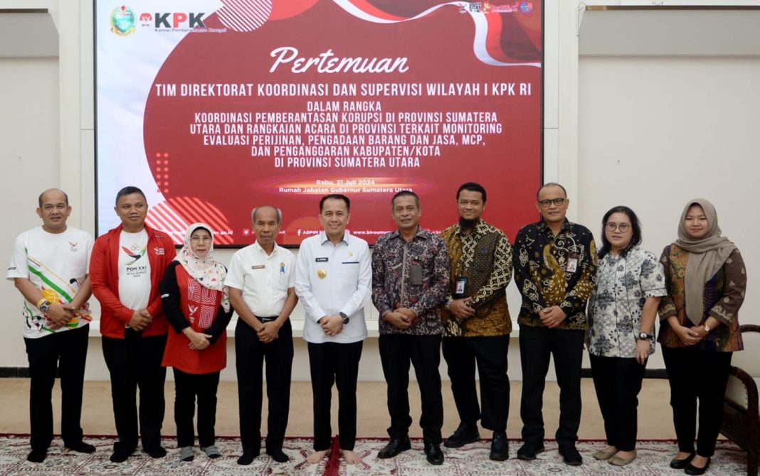 Pj Gubernur Sumut Agus Fatoni berfoto bersama usai audiensi Tim Direktorat Koordinasi dan Supervisi Wilayah I KPK RI di Rumah Dinas Gubernur Sumut, Jalan Jenderal Sudirman Medan, Rabu (31/7/2024). (Dok/Kominfo Sumut)