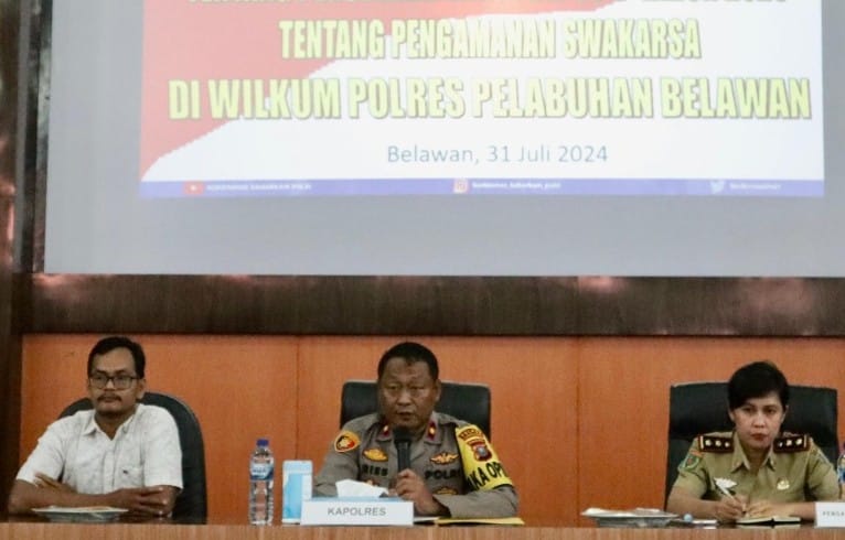 Wakapolres Pelabuhan Belawan Kompol Aris Fianto menyampaikan kata sambutan pada acara sosialisasi Perpol Tentang Pengamanan Swakarsa di Mapolres Pelabuhan Belawan  Rabu (31/7/2024). (Dok/Polres Belawan)