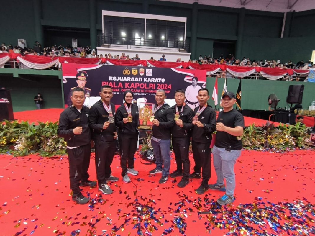 Personel Sat Brimob foto bersama saat menjuarai karateka Piala Kapolri. (Dok/Polda Sumut)