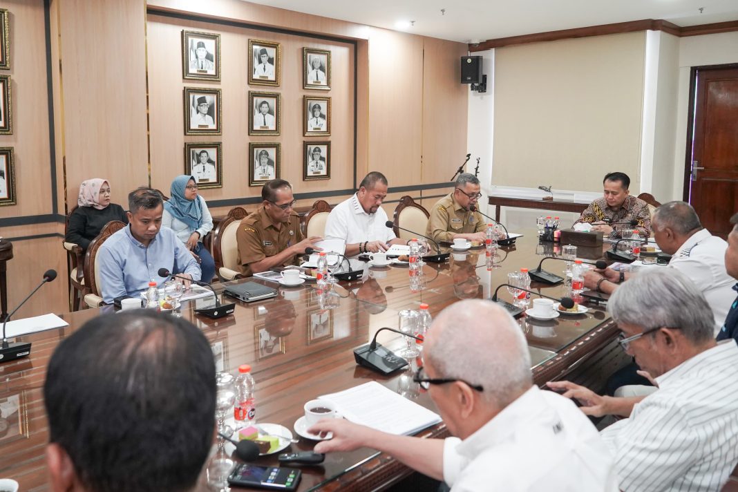 Pj Wali Kota Tebingtinggi Moettaqien Hasrimi nampak serius mengikuti rapat pelaksanaan APRC yang dipimpin Pj Gubernur Sumut Agus Fatoni di Kantor Gubernur, Selasa (30/7/2024). (Dok/Kominfo Tebingtinggi)