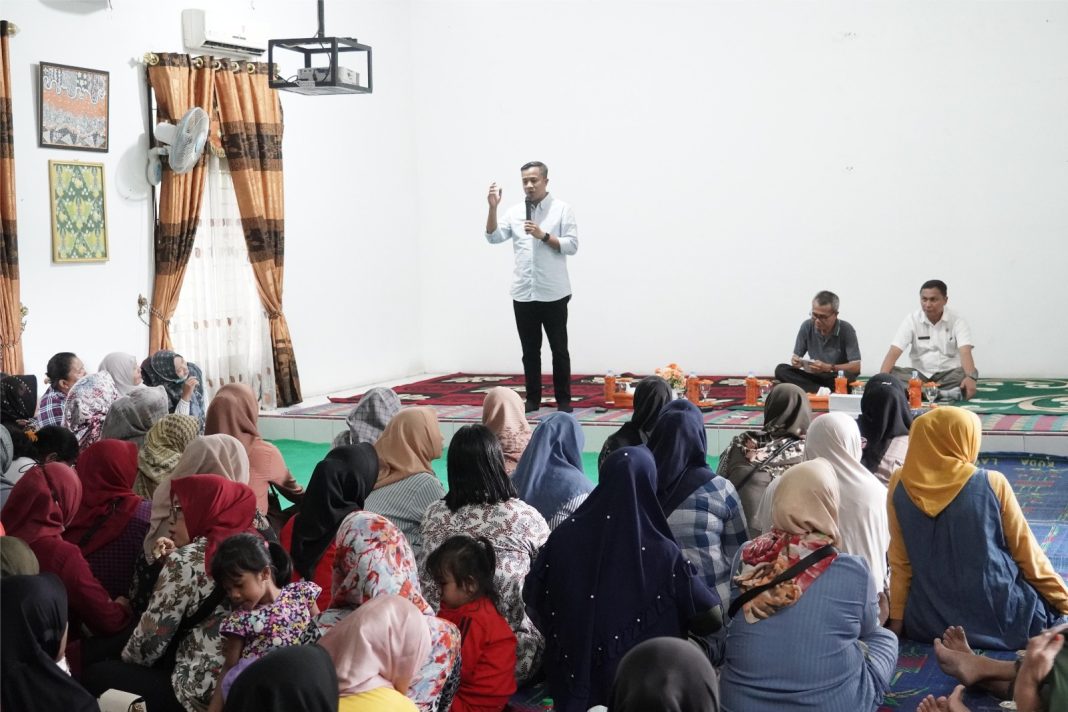 Pj Wali Kota Tebingtinggi Moettaqien Hasrimi melakukan temu ramah kepada 150 kader Posyandu Kecamatan Bajenis di ruang Aula Kantor DP3APM Jalan Gunung Dempo, Kelurahan Tanjung Marulak, Rabu (31/7/2024). (Dok/Kominfo Tebingtinggi)