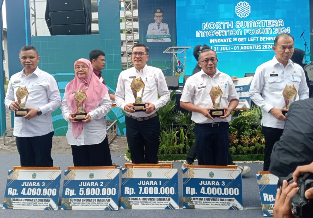 Para juara inovasi diabadikan saat menerima penghargaan dari Pj Gubernur Sumut Agus Fatoni pada acara inovasi serentak se Sumut di Halam Parkir Kantor Gubernur Sumut, Rabu (31/7/2024).