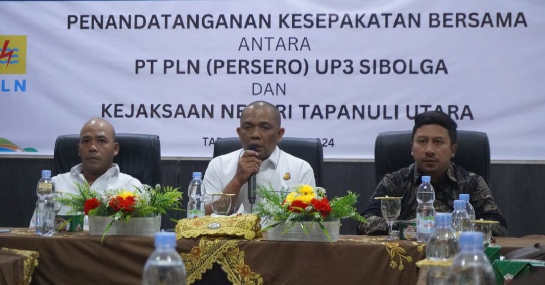 Kepala Kejaksaan Negeri Tapanuli Utara, Donny K Ritonga SH MH (tengah) beserta Manager PLN UP3 Sibolga Gebyar Pandito (kanan) menjelaskan tujuan kegiatan penandatanganan kesepakatan bersama antara PLN dengan Kejaksaan Negeri Tapanuli Utara, Rabu (31/7/2024).