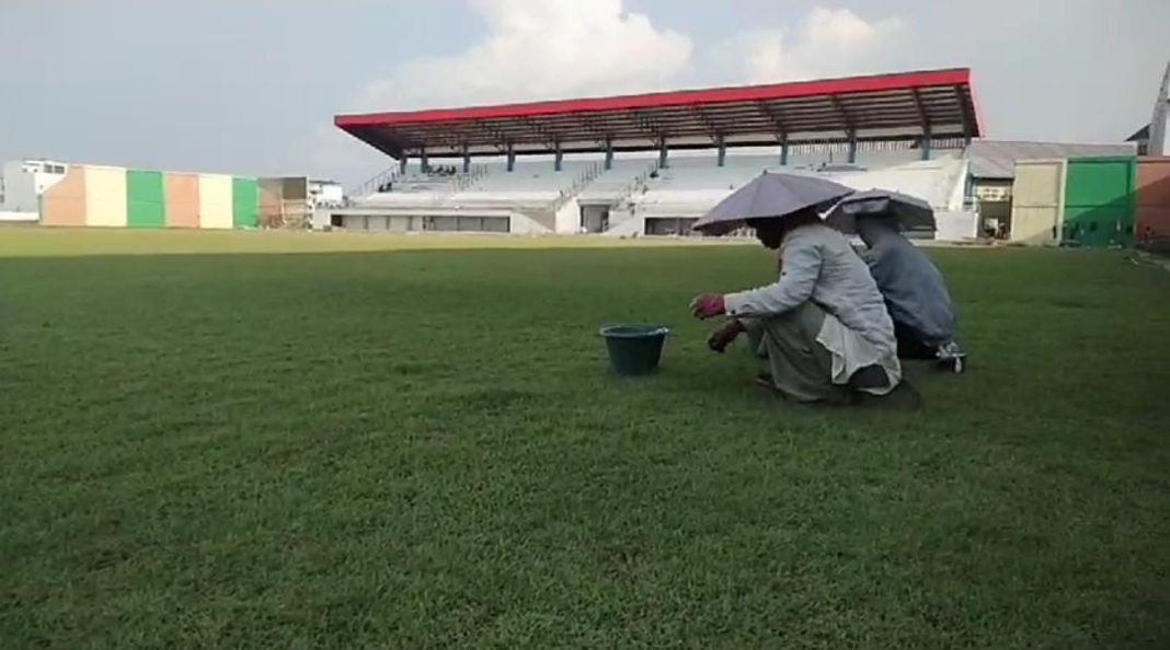 Pekerja sedang melakukan perawatan terhadap rumput lapangan di Stadion Mini Dispora Sumut, Kamis (1/8/2024). Stadion yang jadi venue PON 2024 ini, dipastikan selesai akhir Agustus 2024.