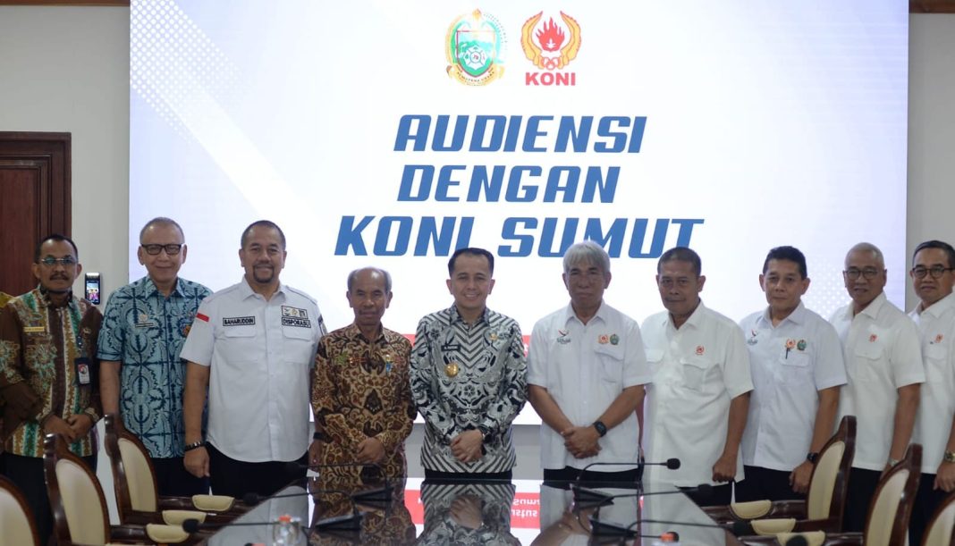 Pj Gubernur Sumut Agus Fatoni foto bersama usai memimpin rapat dengan Pengurus KONI Sumut di ruang kerja Lantai 10 Kantor Gubernur Sumut, Jalan Diponegoro Medan, Kamis (1/8/2024). (Dok/Kominfo Sumut)