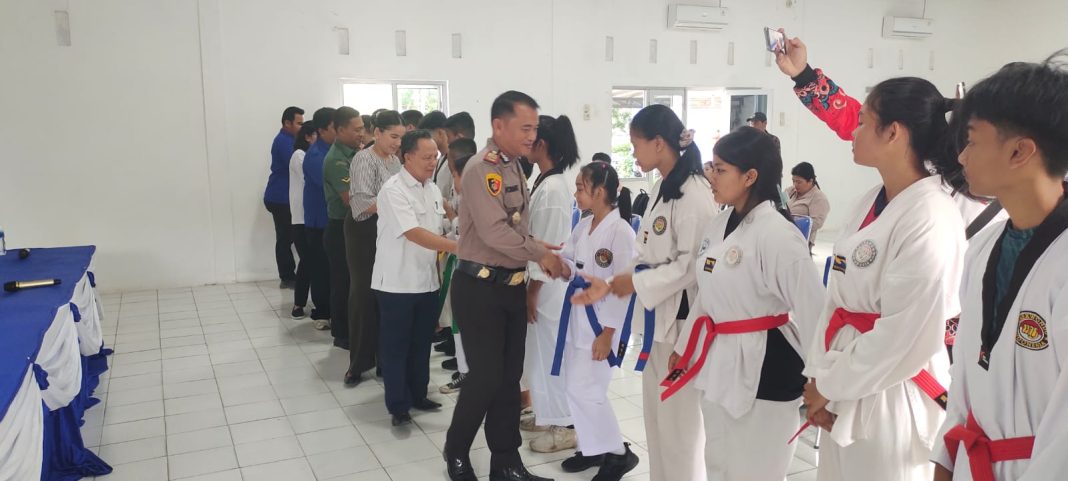 Kapolsek Pancurbatu AKP Dr Krisnat SE MH bersama Ketua KONI Pancurbatu Ipda Edison Sembiring dan Muspika, Rabu (31/7/2024), menyalami 27 atlet Taekwondo yang akan mengikuti kejuaraan nasional Taekwondo Open Menpora Cup di gedung serbaguna Unimed Medan.