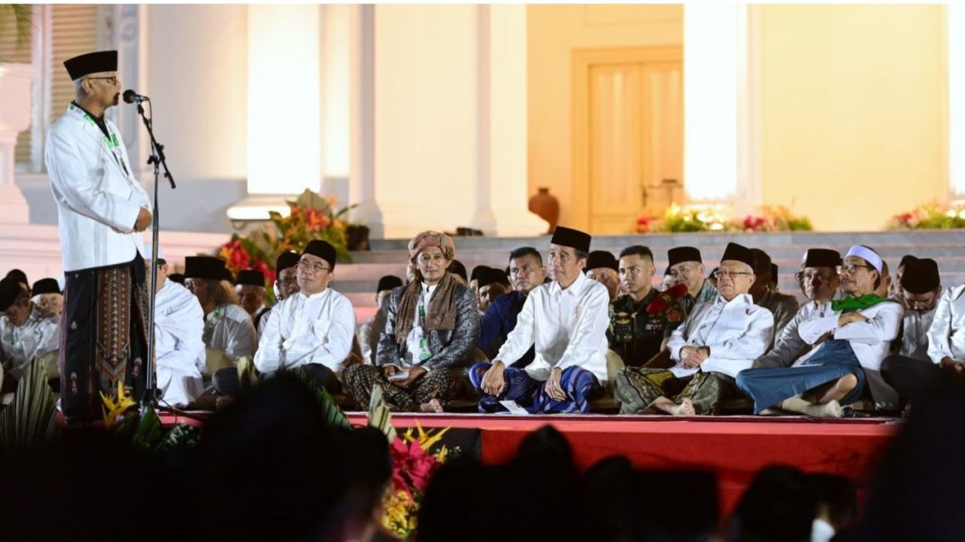 Presiden Jokowi didampingi Wakil Presiden RI Ma’ruf Amin menghadiri acara zikir dan doa kebangsaan yang digelar di Halaman Istana Merdeka, Jakarta.