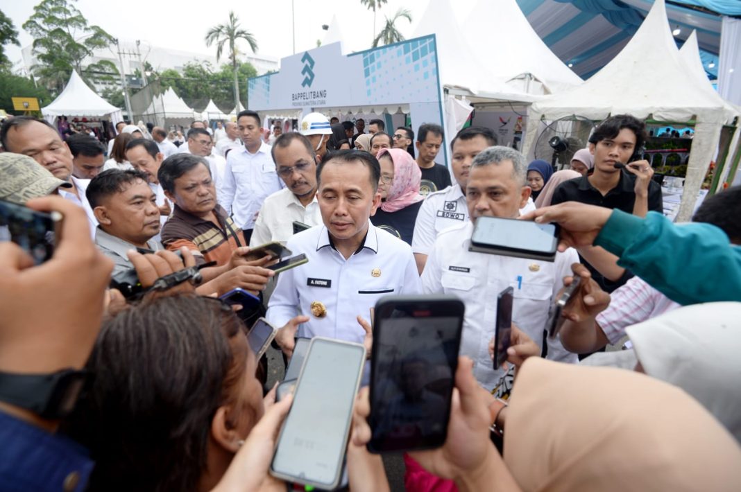 Pj Gubernur Sumut Agus Fatoni diwawancarai wartawan usai pembukaan North Sumatera Innovation Forum 2024 di Lapangan Parkir Kantor Gubernur Sumut, Rabu (31/7/2024). (Dok/Kominfo Sumut)