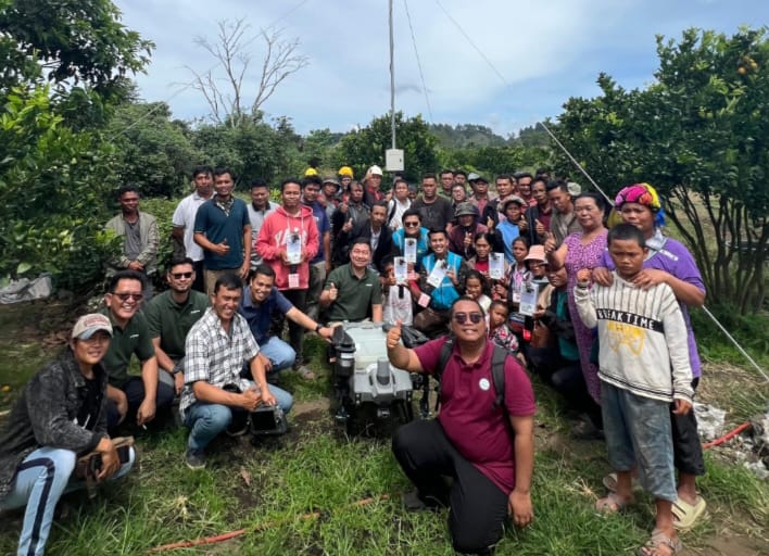 Penyerahan bantuan Electrifying Agriculture dan foto bersama dengan komunitas petani jeruk di Sumut, Kamis (1/8/2024).