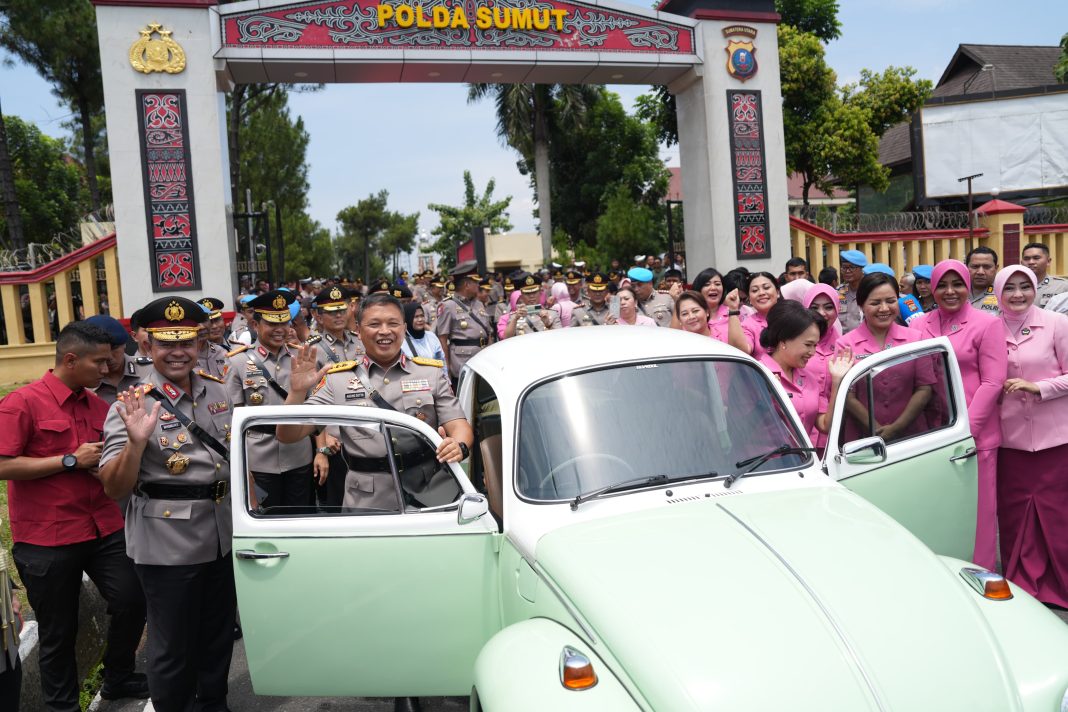 Komjen Pol Agung Setya Imam Effendi beserta istri meninggalkan Polda Sumut dengan menaiki mobil kodok berwarna hijau, Jumat (2/8/2024). (Dok/Polda Sumut)