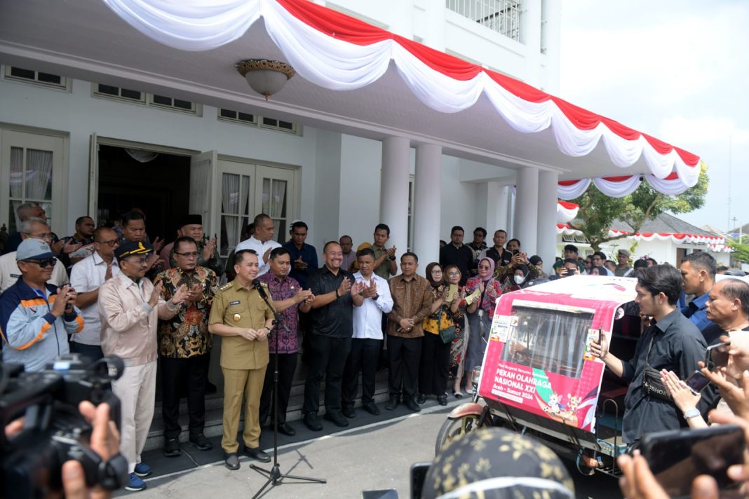 Pj Gubernur Sumut Agus Fatoni didampingi Kadis Kominfo Sumut Ilyas Sitorus, Kadispora Baharuddin Siagian, serta Wakil Wali Kota Medan Aulia Rahman melepas ratusan becak promosikan PON 2024 di Rumah Dinas Gubernur Sumut, Jalan Jenderal Sudirman Medan, Jumat (2/8/2024).