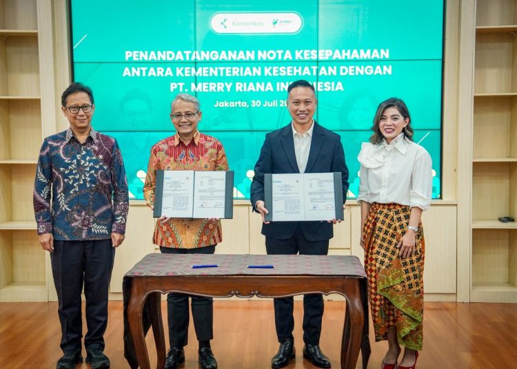 Penandatanganan MoU antara Kemenkes dan PT Merry Riana Indonesia, yang diwakili oleh Sekretaris Jenderal Kemenkes dan Direktur Utama Alva Christopher Tjenderasa, berlangsung di Kantor Kemenkes, Jakarta, Selasa (30/7/2024). (Dok/Sehat Negeriku)