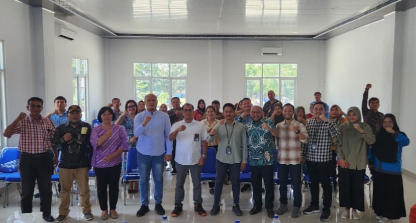 Petugas PLN UP3 Pematangsiantar foto bersama dengan Camat, Lurah dan warga masyarakat Kecamatan Bandar, Kabupaten Simalungun, Jumat (2/8/2024). (Dok/PLN)