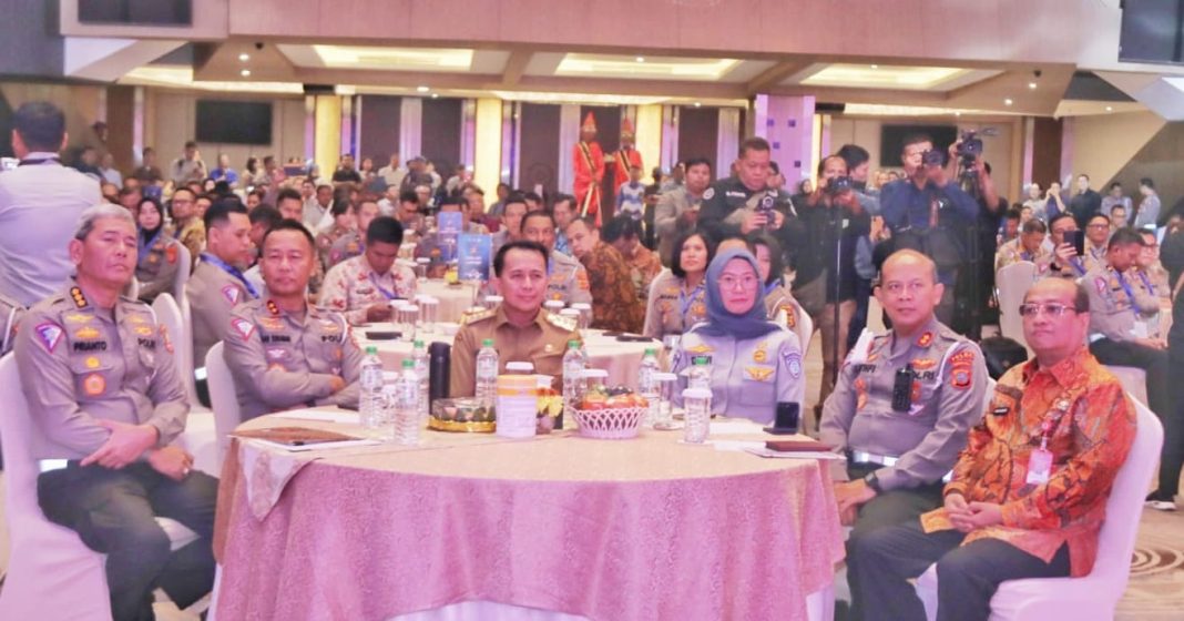 Pj Gubernur Sumut Agus Fatoni menghadiri Rapat Anev Pelayanan Regident dan Kesamsatan Tingkat Nasional Tahun Anggaran 2024 yang dibuka langsung Kepala Kakorlantas Polri Irjen Pol Aan Suhanan di Grand City Hall Hotel Medan, Jalan  Balai Kota Medan, Jumat (2/8/2024). (Dok/Kominfo Sumut)