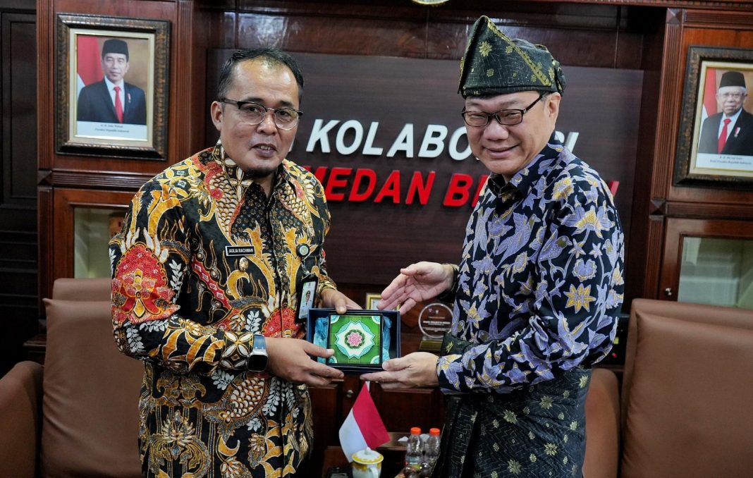 Wakil Wali Kota Medan Aulia Rachman memberikan cinderamata kepada Dubes Singapura untuk Indonesia, Mr Kwok Fook Seng, sebagai bentuk penghormatan dan kenang-kenangan, Jumat (2/8/2024). (Dok/Kominfo Medan)