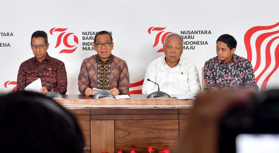 Konferensi pers di Gedung Utama Kementerian Sekretariat Negara, Jakarta.