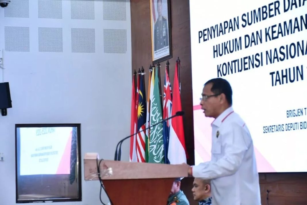 Sekretaris Deputi IV Bidang Koordinasi Pertahanan Negara Kemenko Polhukam, Brigjen TNI Frenky Riupassa SSos MHan saat menjadi panelis dalam diskusi panel di Sekolah Staf dan Komando (Sesko) TNI Selasa (30/7/2024). (Dok/Polhukam)