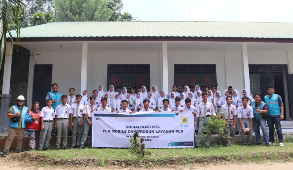 PLN ULP Gebang foto bersama siswa dan siswi di SMA 1 Gebang.