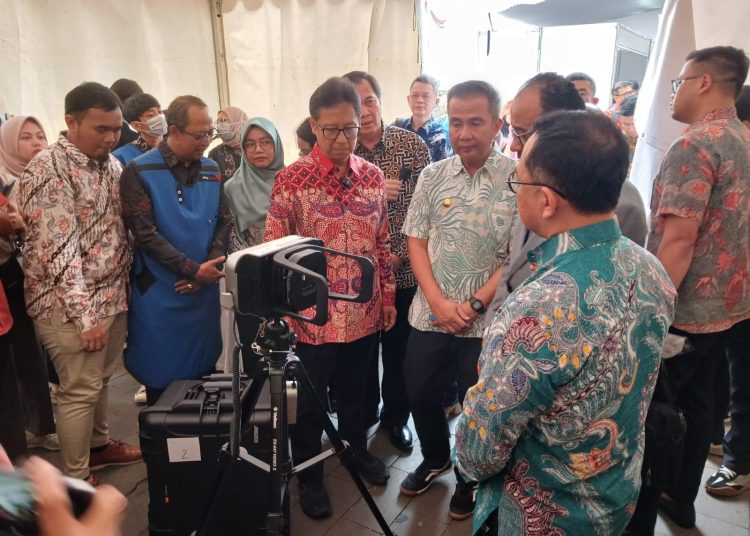 Menkes RI Budi Gunadi Sadikin meluncurkan Portable X-Ray sebagai alat skrining tuberkulosis dalam acara Kampanye TBC yang bertepatan dengan peringatan Hari Anak Nasional 2024 di Gedung Sate, Bandung, Jumat (2/8/2024). (Dok/Sehat Negeriku)