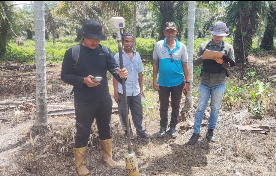 PLN UIP SBU melalui UPP SBU 1 dan Kantor Pertanahan (Kantah) Aceh Selatan melaksanakan Pengecekan Titik Lokasi Tower Untuk Penerbitan Pertimbangan Teknis Pertanahan. (Dok/PLN)