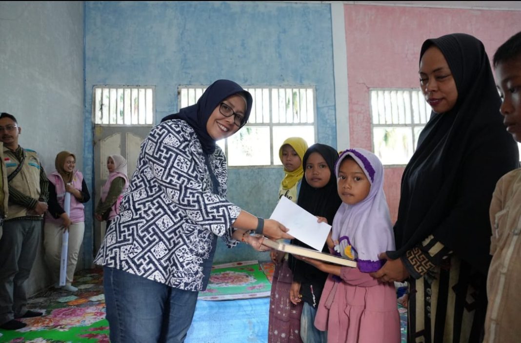 Champion srikandi PLN sekaligus Manager PLN UP3 Padangsidimpuan Yessi Indra menyerahkan santunan kepada anak yatim dhuafa di Panti Asuhan Al Manar Ujung Gurap, Padangsidimpuan Batunadua, Kota Padangsidimpuan.