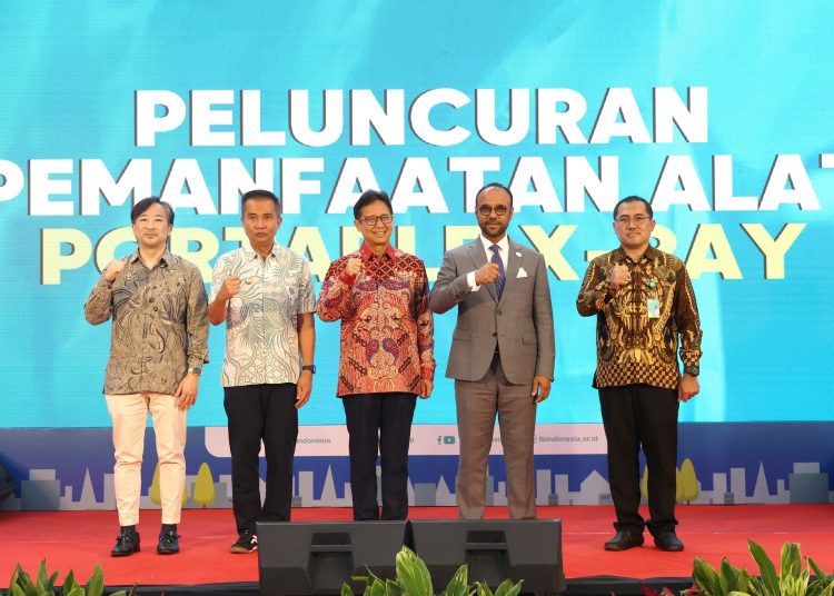 Menkes RI Budi Gunadi Sadikin foto bersama dengan lainnya usai meluncurkan penggunaan alat Portable X-Ray untuk skrining TBC, khususnya dalam upaya mencapai target penemuan kasus dan pemberian Terapi Pencegahan Tuberkulosis, Jumat (2/8/2024). (Dok/Sehat Negeriku)