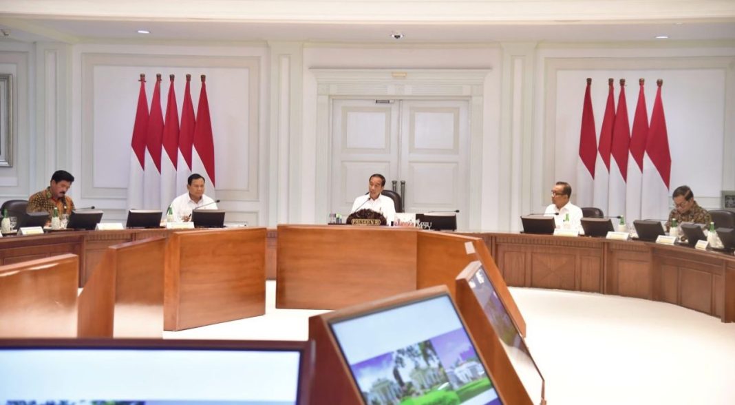 Presiden Jokowi memimpin rapat terbatas bersama sejumlah menteri Kabinet Indonesia Maju, di Kantor Presiden, Istana Kepresidenan Jakarta, Senin (5/8/2024).