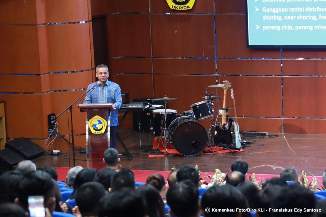 Wamenkeu I RI Suahasil Nazara menyampaikan keynote speech pada Seminar Nasional Ikatan Alumni Program Magister Manajemen Fakultas Ekonomi dan Bisnis (MM FEB) Ukrida di Kampus Ukrida Jakarta, Sabtu (3/8/2024).