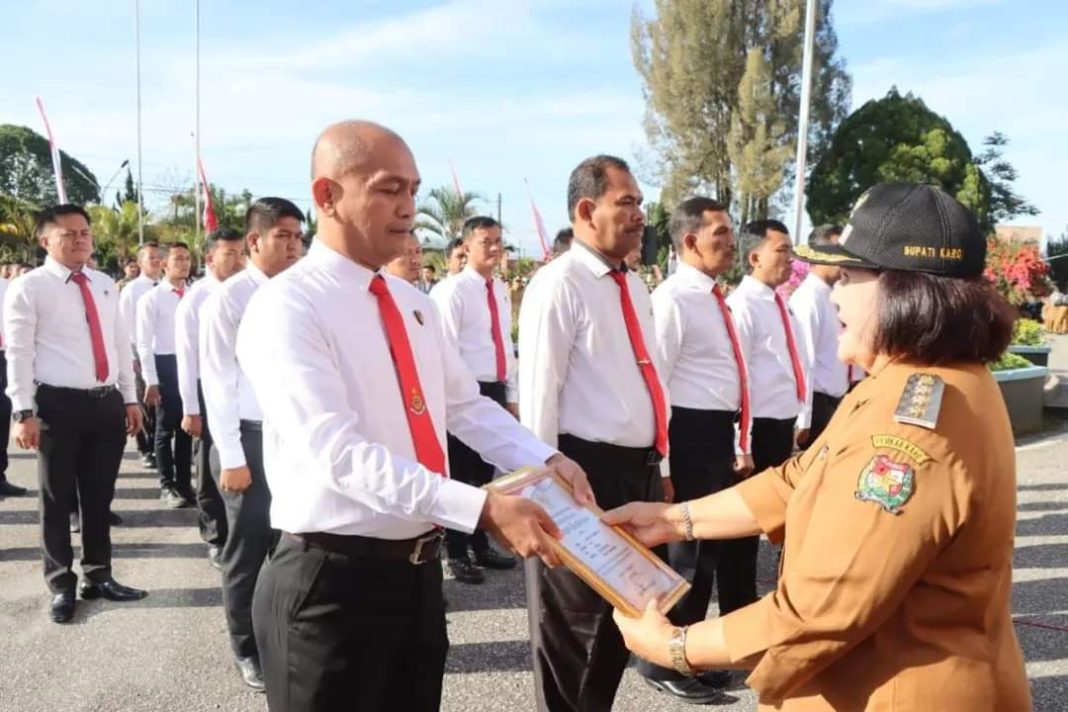 Bupati Karo Cory Seriwaty Sebayang menyerahkan penghargaan kepada Kasat Reskrim AKP Ras Maju Tarigan beserta 30 personel di halaman kantor Bupati Karo, Kabanjahe, Senin (5/8/2024). (Dok/Humas Polres Tanah Karo)