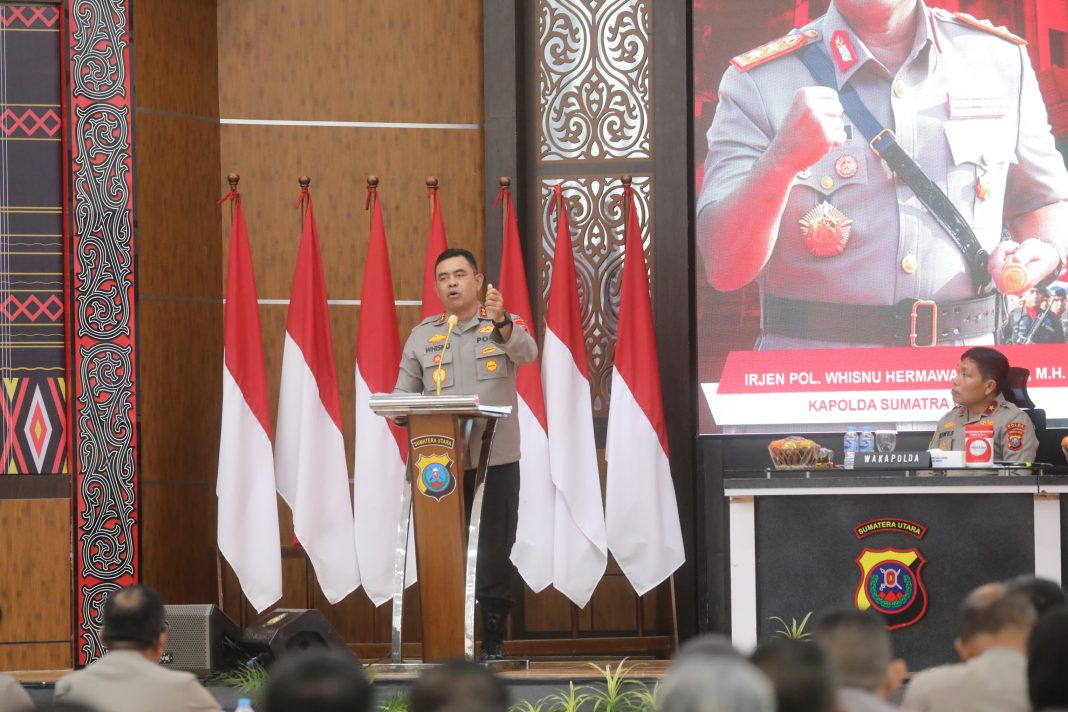 Kapolda Sumut Irjen Pol Whisnu Hermawan Februanto memberikan arahan pada rapat perdana, di Aula Tribrata Mapolda Sumut, Senin (5/8/2024). (Dok/Polda Sumut)