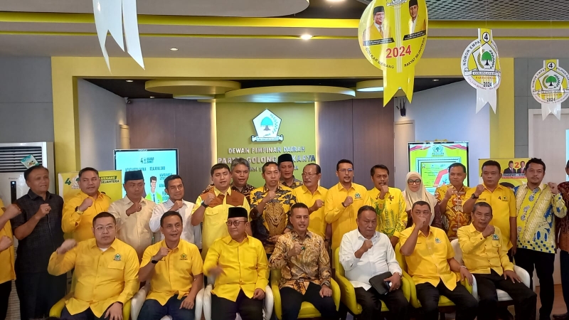 Ketua DPD Partai Golkar Sumut Musa Rajekshah foto bersama dengan Dewan Pakar DPD Golkar Sumut Dr RE Nainggolan, Dewan Pertimbangan DPD Golkar Sumut Sanggam Bakara beserta 10 pasangan balon kepala daerah di Kantor DPD Partai Golkar Sumut, Jalan Jenderal Sudirman Medan, Selasa (6/8/2024) sore.