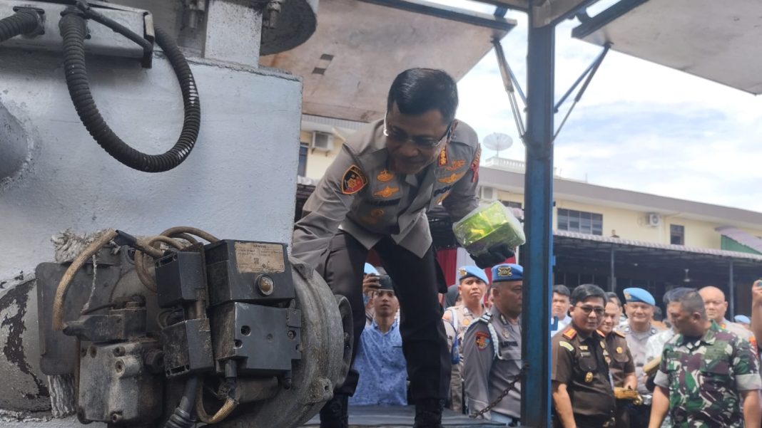 Kapolrestabes Medan Kombes Pol Teddy John Sahala Marbun memusnahkan sabu dengan cara dibakar ke dalam mesin incinerator, di Mapolrestabes Medan, Selasa (6/8/2024).