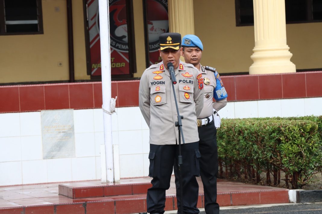 Kapolres Pematangsiantar AKBP Yogen Heroes saat memimpin apel di Lapangan Mapolres Pematangsiantar, Selasa (6/8/2024). (Dok/Polres Pematangsiantar)