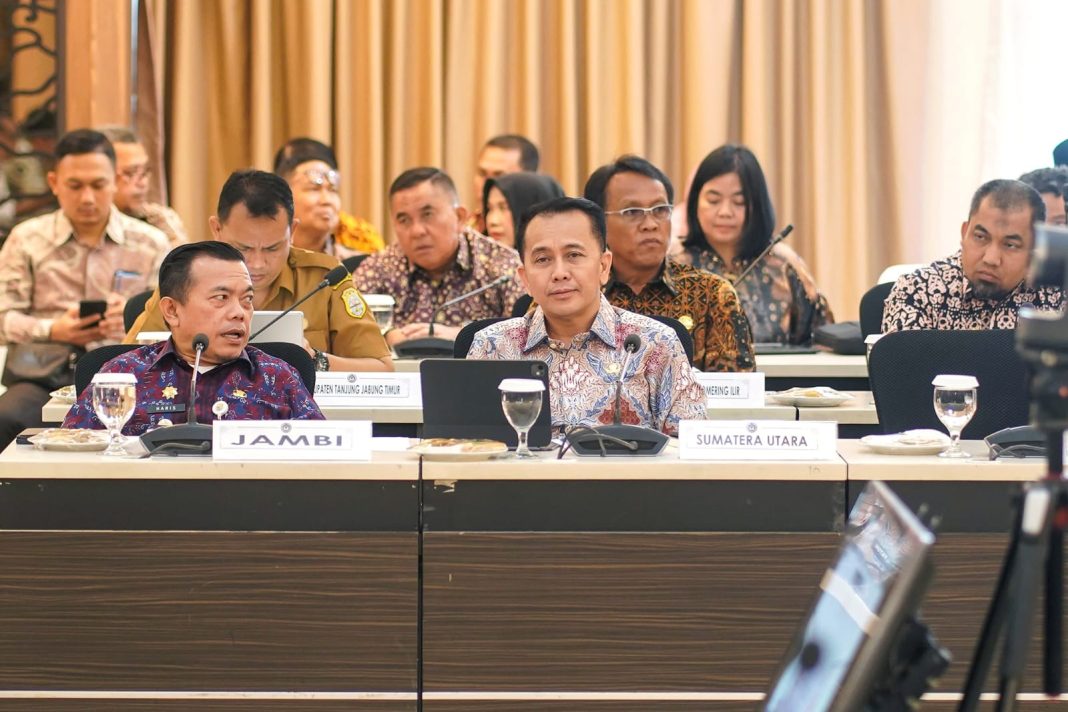 Pj Gubernur Sumut Agus Fatoni menghadiri Rakor Regional Percepatan Penghapusan Kemiskinan Ekstrem 2024 di Ruang Heritage, Kantor Kemenko PMK, Jakarta, Senin (5/8/2024). (Dok/Kominfo Sumut)